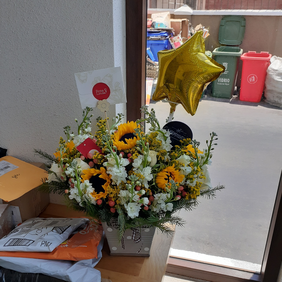 Congratulations - Arreglo floral con girasoles, alelíes, solidago, hypericum, globo de estrella y pizarra - Pedido 247338