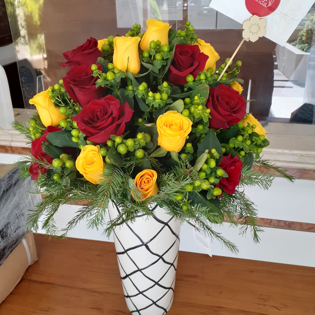 Love Mix Rojo/Amarillo - Arreglo floral con 24 rosas rojas y amarillas, e hypericum verde - Pedido 247354
