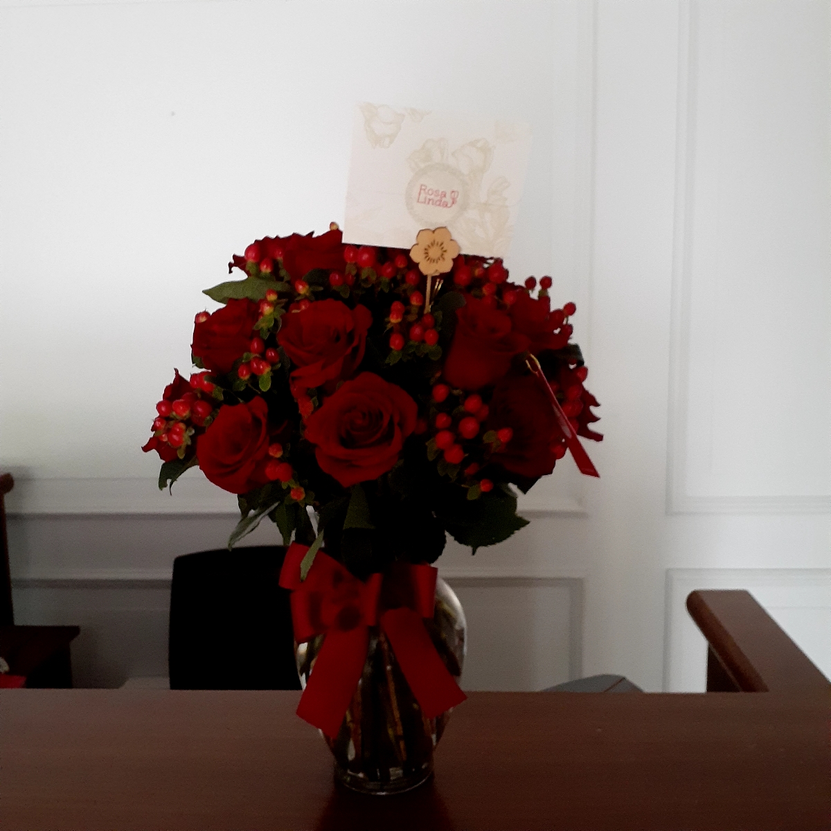 Antonia Rojo - Arreglo floral en florero con 24 rosas rojas e hypericum rojo - Pedido 247426