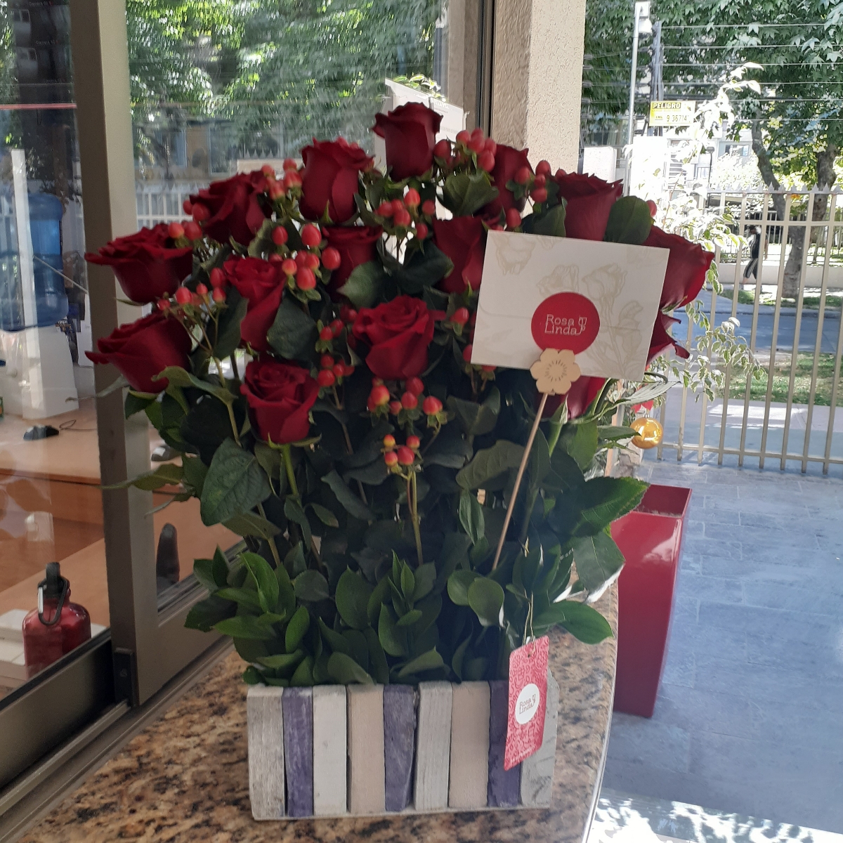 Jardín de Rosas Rojas - Arreglo floral con 16 rosas rojas e hypericum rojo - Pedido 247690