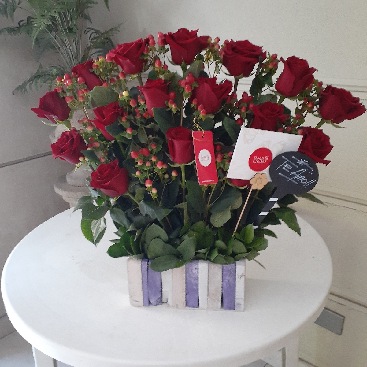 Jardín de Rosas Rojas - Arreglo floral con 16 rosas rojas e hypericum rojo - Pedido 247947