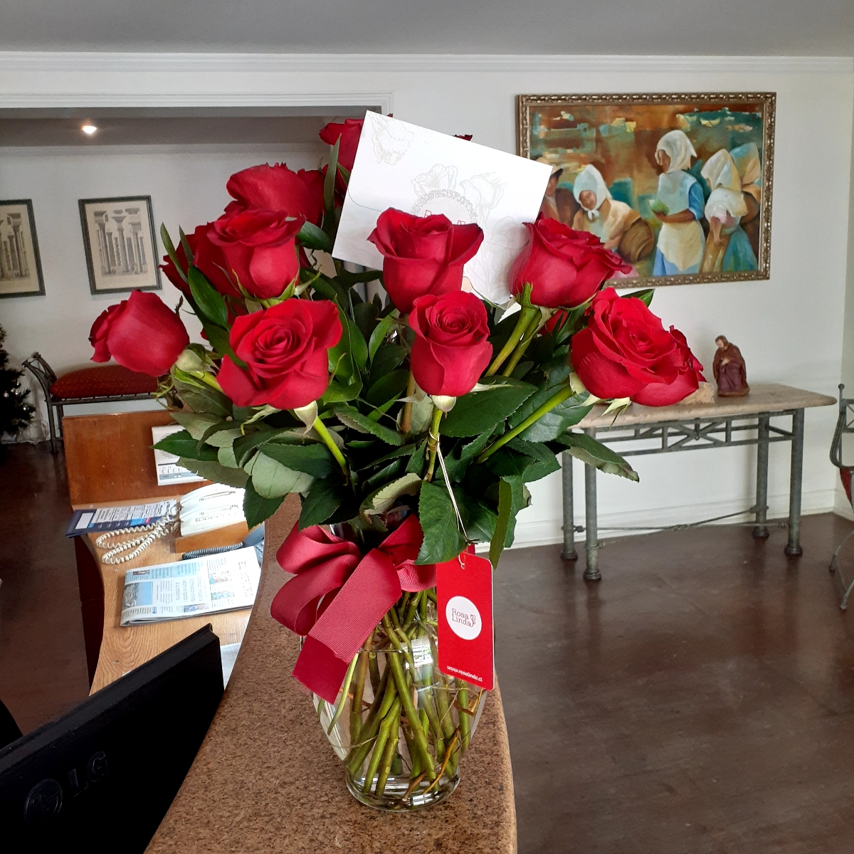 Arreglo floral en florero ánfora con 24 rosas rojas - Pedido 247991