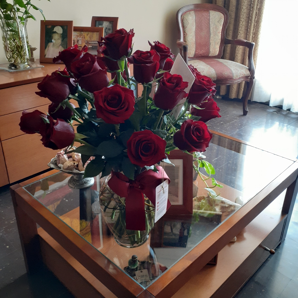 Arreglo floral en florero ánfora con 24 rosas rojas - Pedido 248300