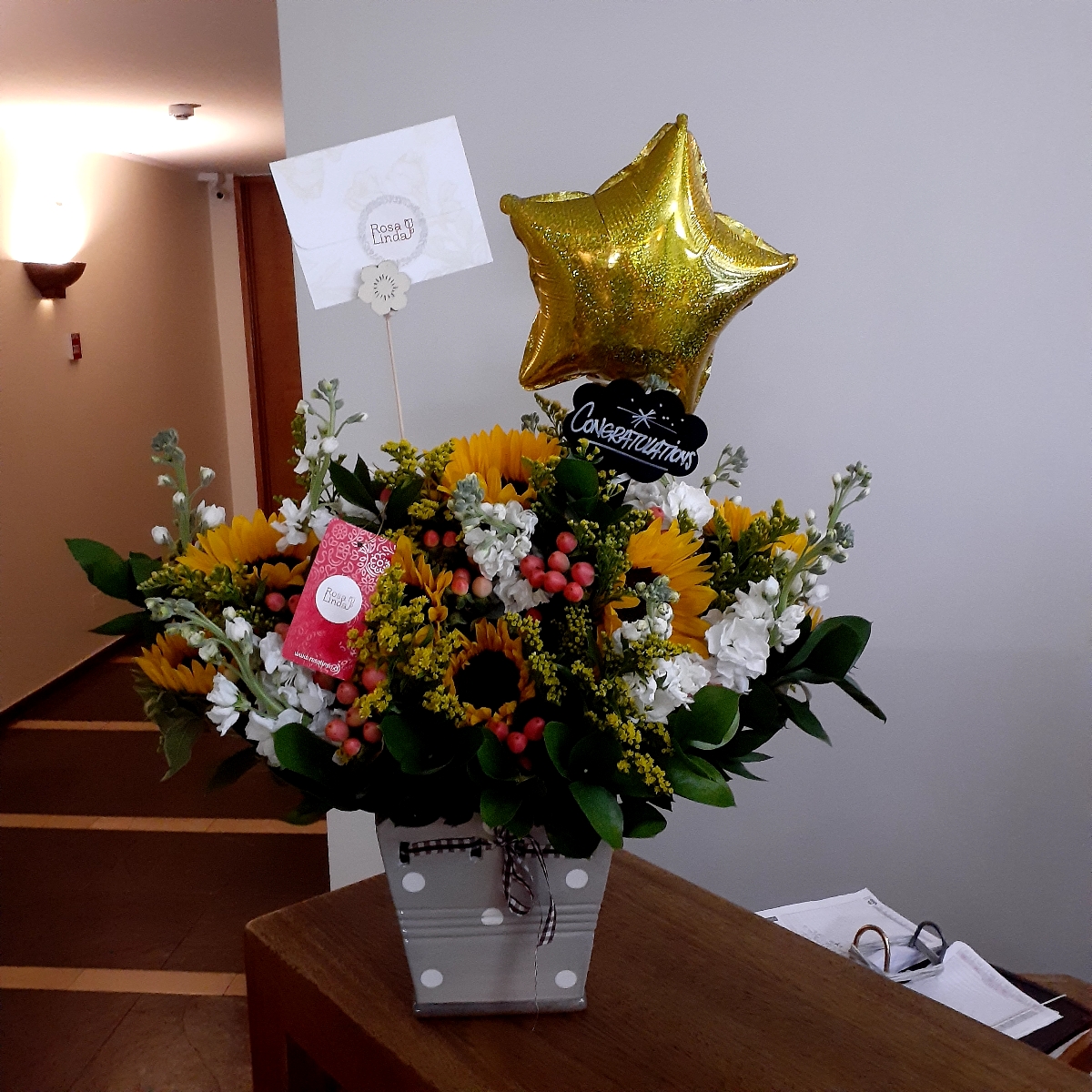 Congratulations - Arreglo floral con girasoles, alelíes, solidago, hypericum, globo de estrella y pizarra - Pedido 248315