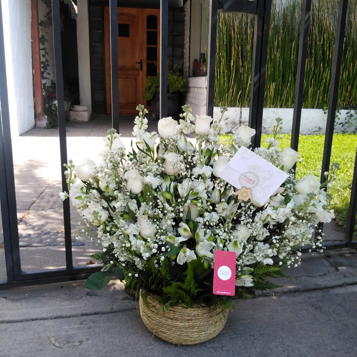 Pésame - Arreglo floral de condolencias con rosas y mix de flores blancas de temporaada - Pedido 248317