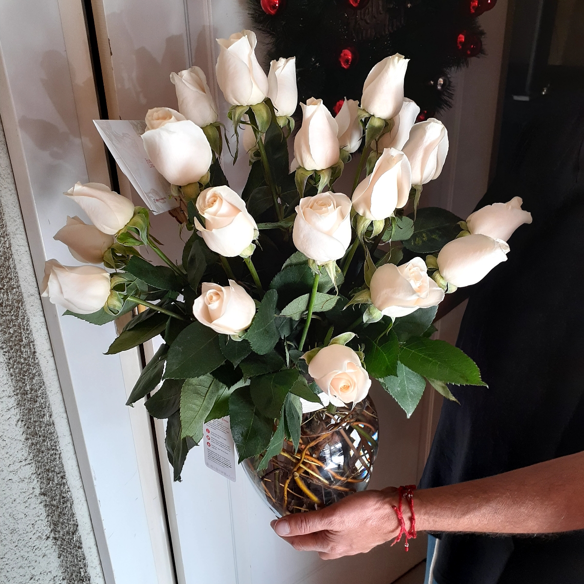 Arreglo floral en florero ánfora con 24 rosas blancas - Pedido 248434