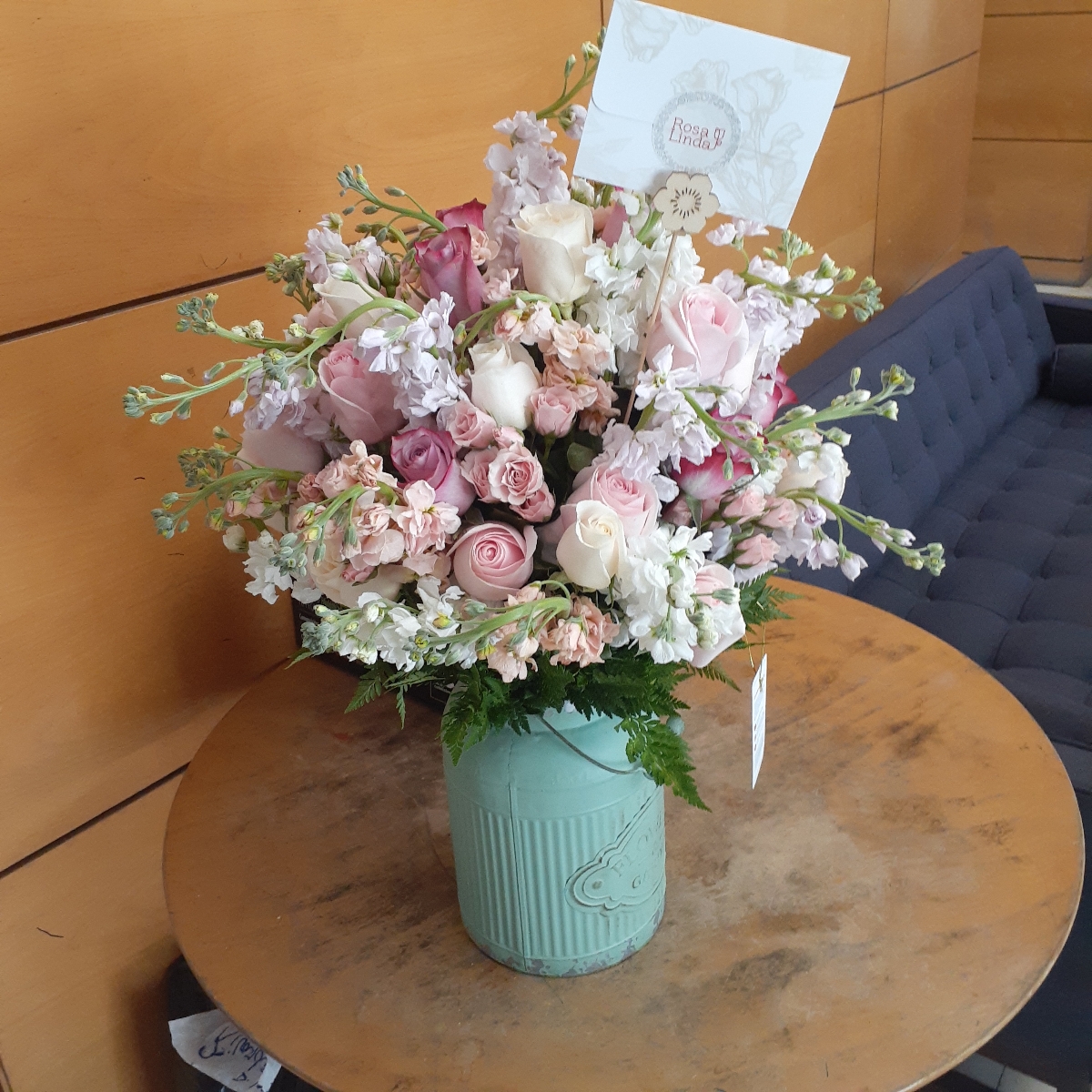 Amelie Garden - Arreglo floral en base vintage con alelíes y rosas en tonos pasteles - Pedido 248460