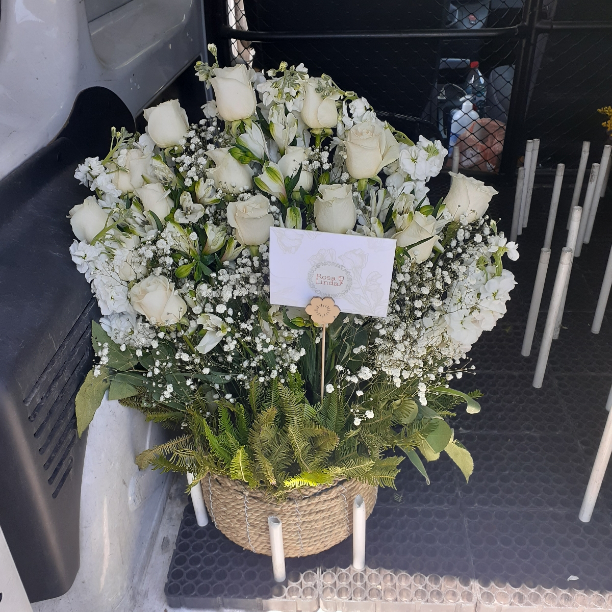 Pésame - Arreglo floral de condolencias con rosas y mix de flores blancas de temporaada - Pedido 248461