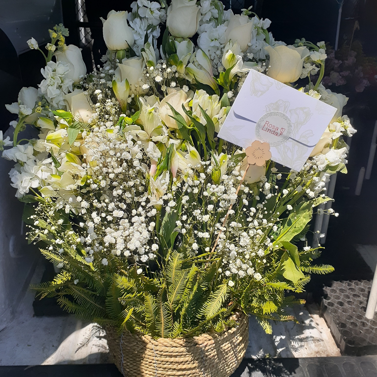 Pésame - Arreglo floral de condolencias con rosas y mix de flores blancas de temporaada - Pedido 248462