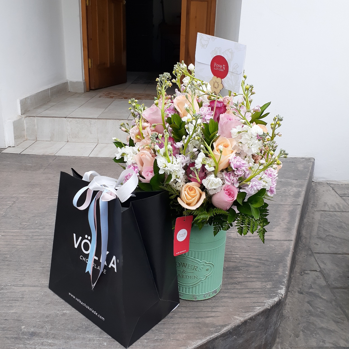 Amelie Garden - Arreglo floral en base vintage con alelíes y rosas en tonos pasteles - Pedido 248517