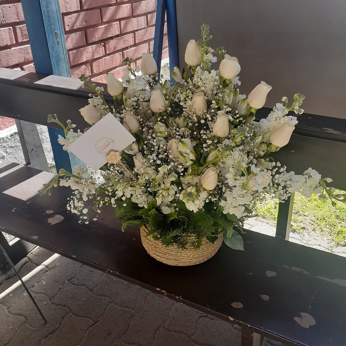 Pésame - Arreglo floral de condolencias con rosas y mix de flores blancas de temporaada - Pedido 248620