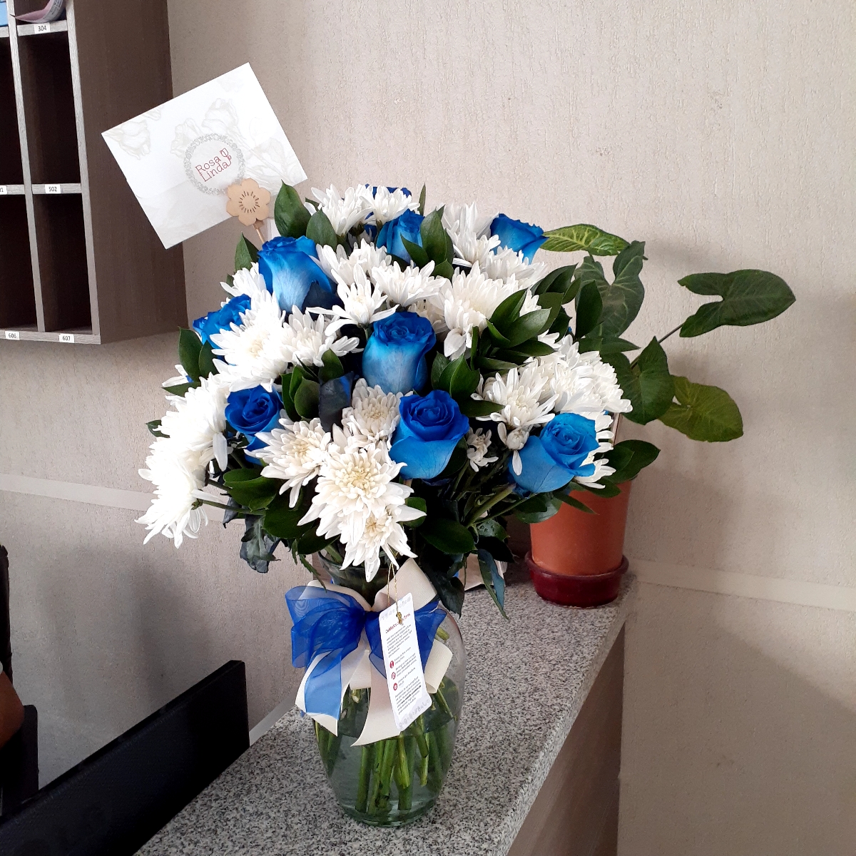 Arreglo floral en florero con rosas azules y maules blancos - Pedido 248676