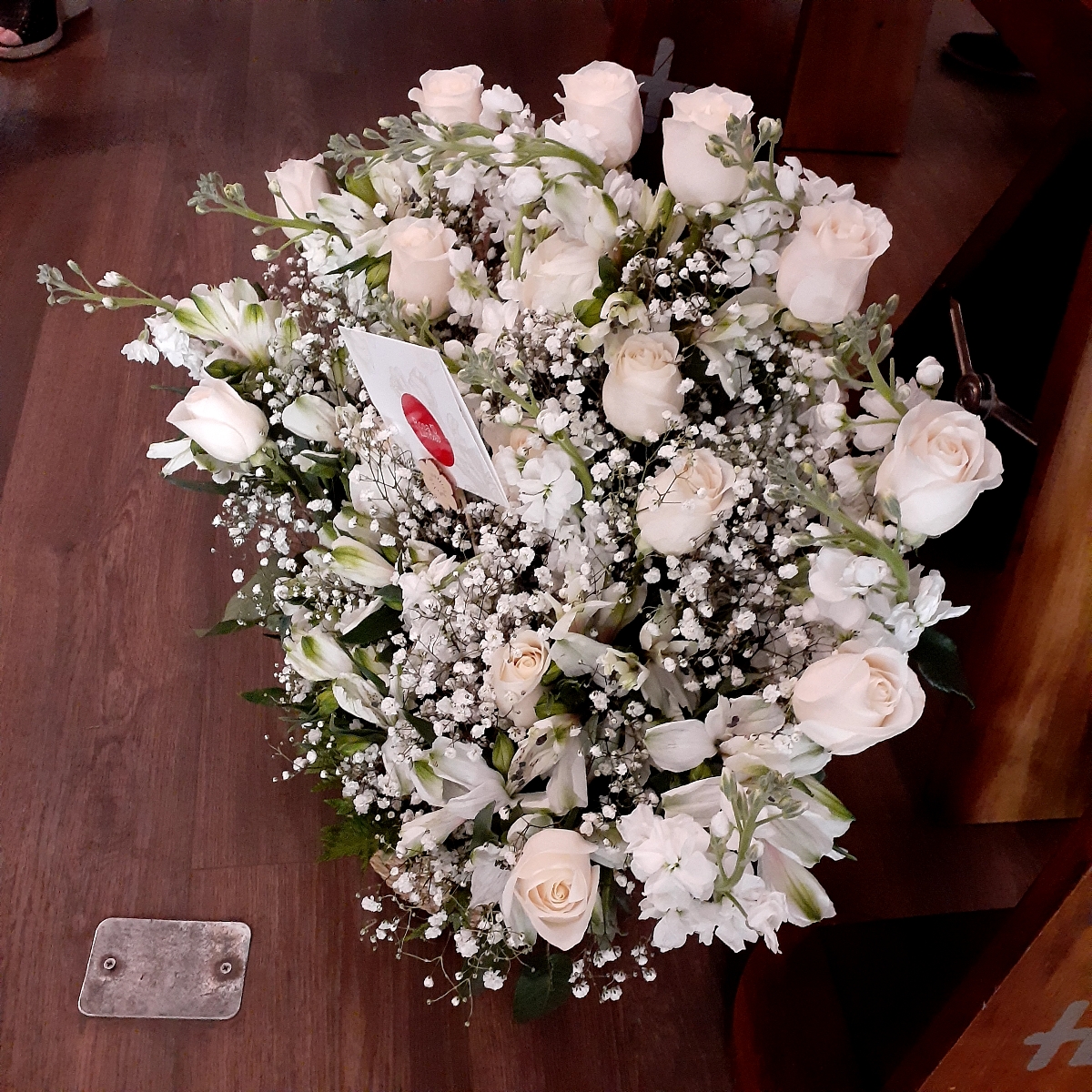 Pésame - Arreglo floral de condolencias con rosas y mix de flores blancas de temporaada - Pedido 248829