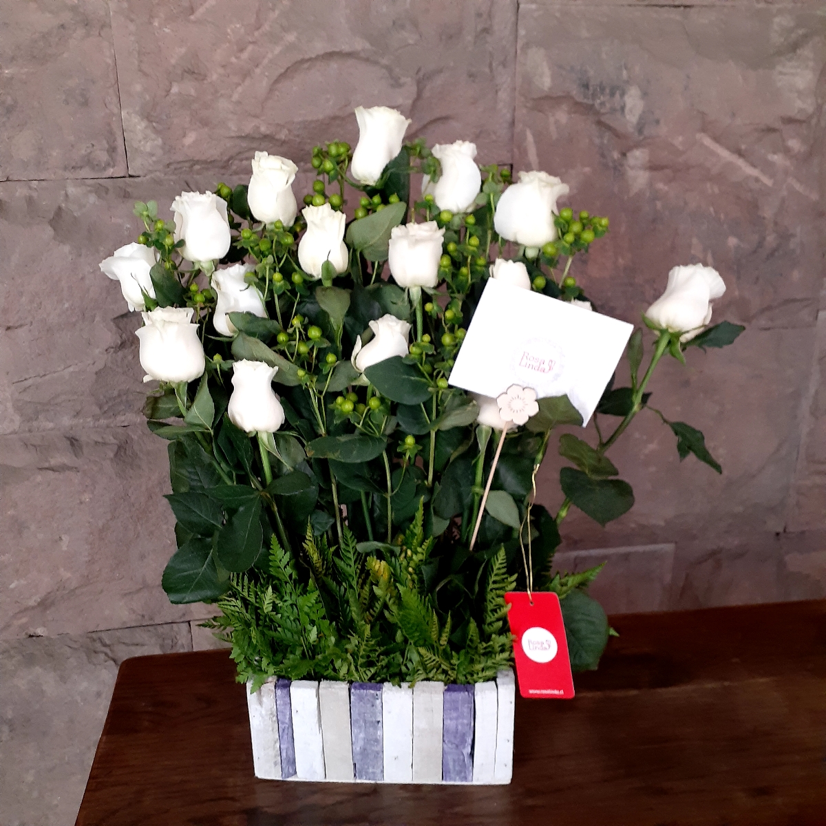 Jardín de Rosas Blanco - Arreglo floral con 16 rosas blancas e hypericum verde - Pedido 248894